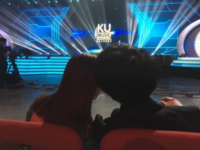 ​华晨宇“眼神”比“嘴”诚实多了 与邓紫棋眉目传情甜蜜咬耳