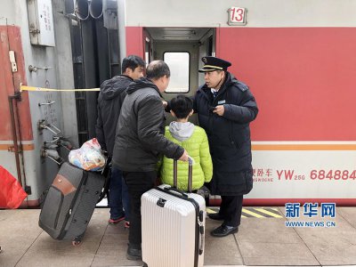 ​春运K4217次列车上的温情画面