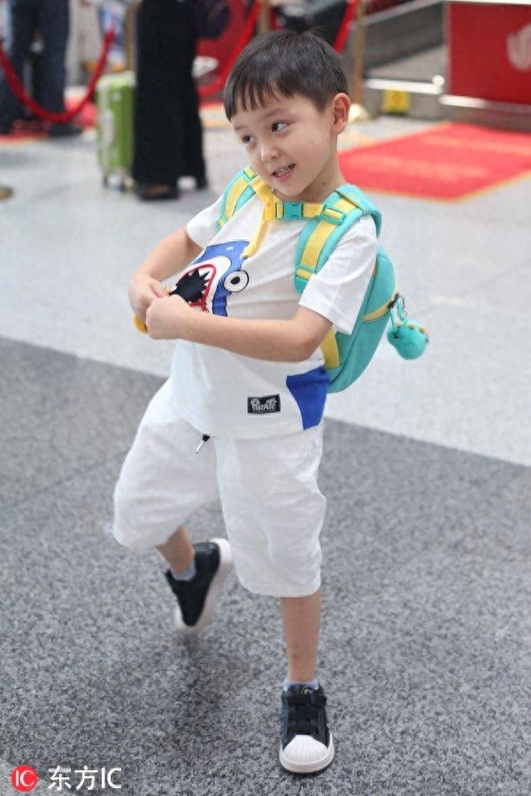 “大眼萌娃”大麟子展示胸前小鲨鱼，可爱到犯规又想诱惑我生孩子