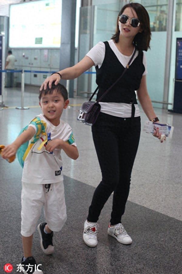 “大眼萌娃”大麟子展示胸前小鲨鱼，可爱到犯规又想诱惑我生孩子