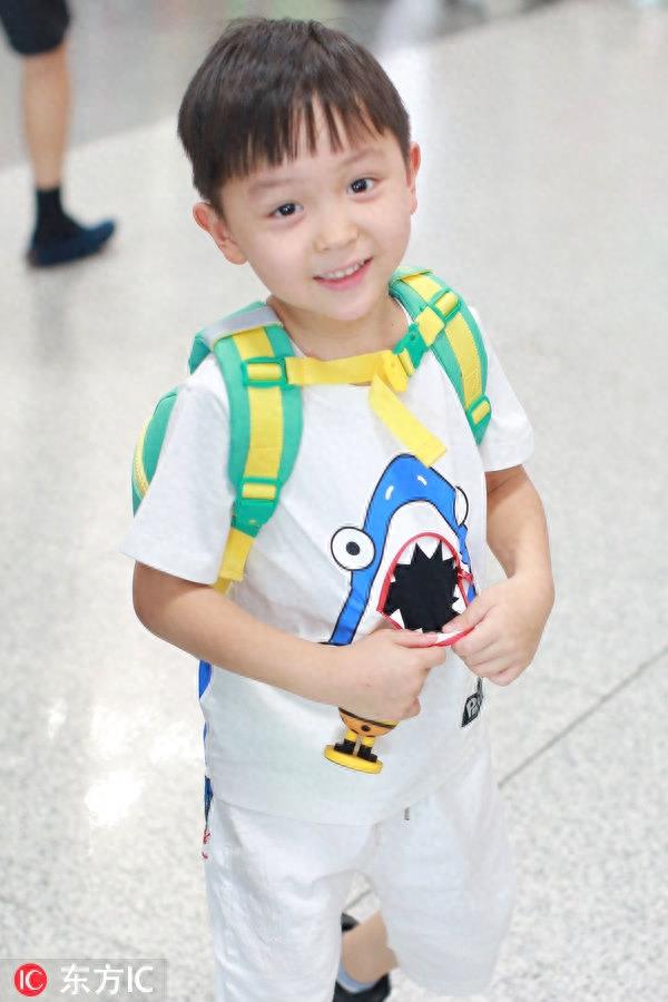 “大眼萌娃”大麟子展示胸前小鲨鱼，可爱到犯规又想诱惑我生孩子