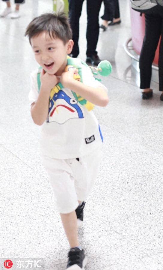 “大眼萌娃”大麟子展示胸前小鲨鱼，可爱到犯规又想诱惑我生孩子