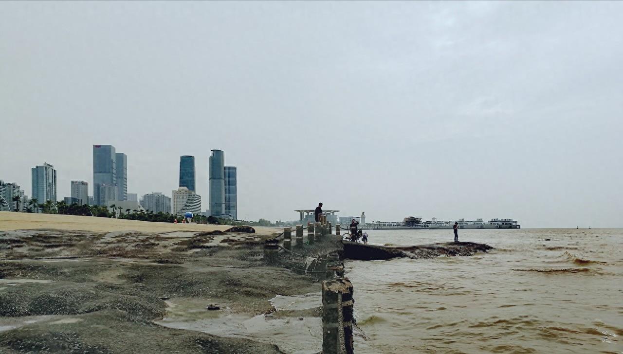 椰风寨位于福建省厦门市，是一个一体的综合性休闲旅游中心