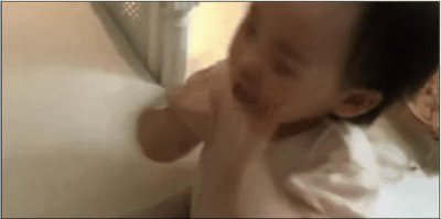 ​伊能静晒小米粒模仿周杰伦 捂嘴唱歌呆萌惹人爱