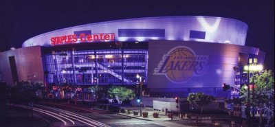 ​湖人官推发文告别斯台普斯：我们在这里成长为了今天的样子