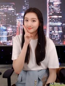 ​关晓彤自曝腿长102cm，薇娅亲自拿尺测量，结果出乎意外