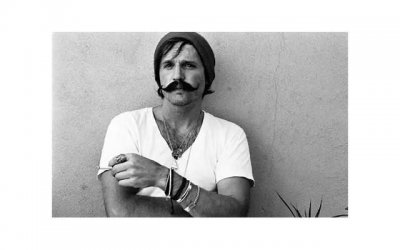 ​女子崩溃向追求者下跪(女生街头向男生下跪)