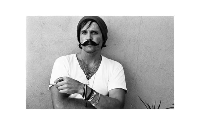 女子崩溃向追求者下跪(女生街头向男生下跪)