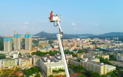 ​百米消防云梯，看着都晕！你敢在上面坚持一分钟算你牛