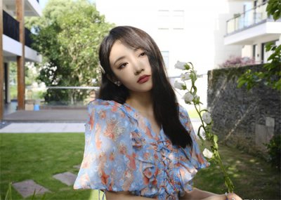 ​孙佳怡碎花连衣裙休闲惬意写真