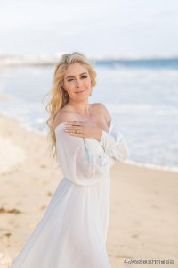 ​海蒂·蒙塔格 (Heidi Montag)是位女神，穿着白色薄纱裙在海边