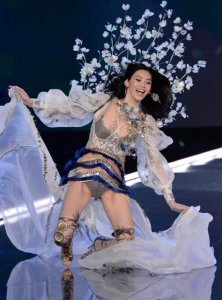 ​奚梦瑶一跤摔出个维密大中华区品牌大使？却被网友痛批买水军！