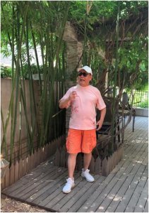 ​74岁马德华晒近况，重现“猪八戒”引回忆杀，三层高级别墅太抢镜