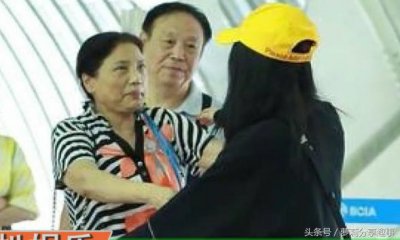 ​杨幂偶遇恩师，连奔带跑激动拥抱，临别时还依依不舍