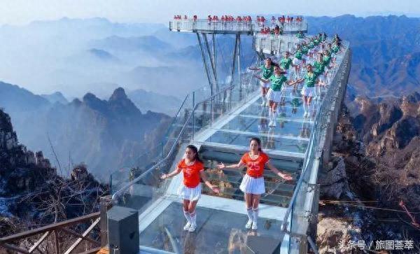 比张家界玻璃桥更牛的景台，保定狼牙山玻璃栈道，狼友们有福利啦
