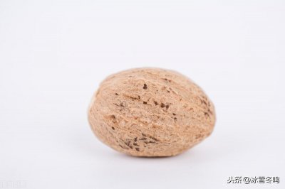 ​香果，它的模样与肉蔻相像，料性上却区别很大，巧用可为麻辣増香