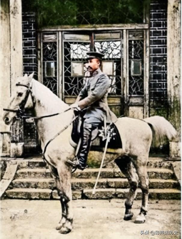 一组朱德年轻时的珍贵彩色老照片，图三为朱德身骑白色战马
