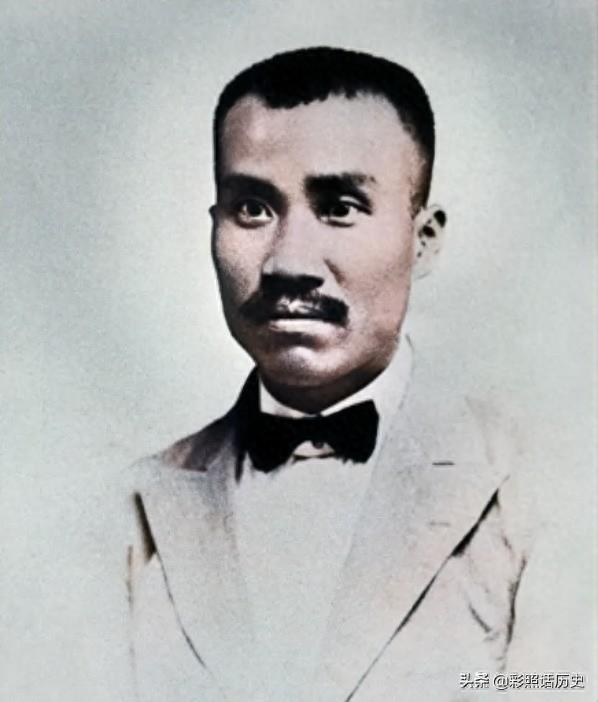 一组朱德年轻时的珍贵彩色老照片，图三为朱德身骑白色战马