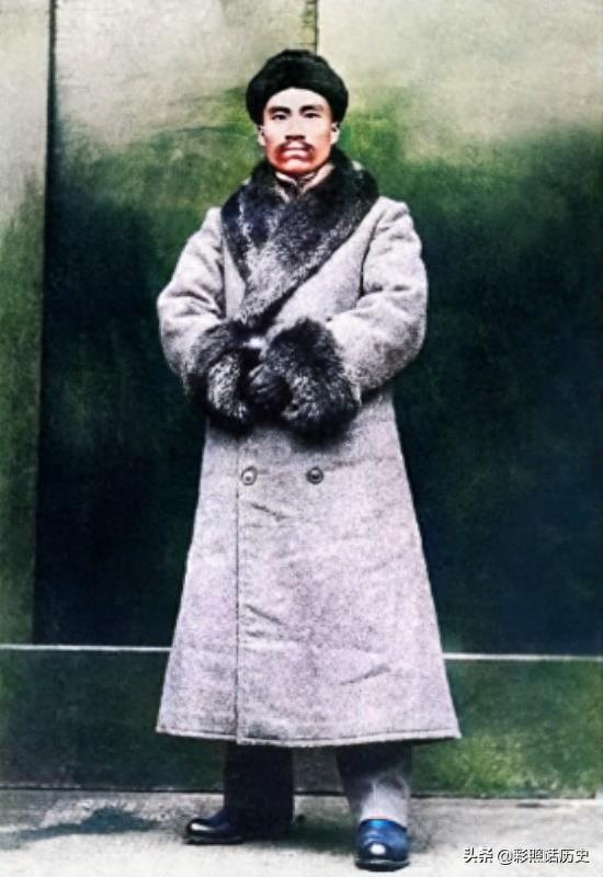 一组朱德年轻时的珍贵彩色老照片，图三为朱德身骑白色战马