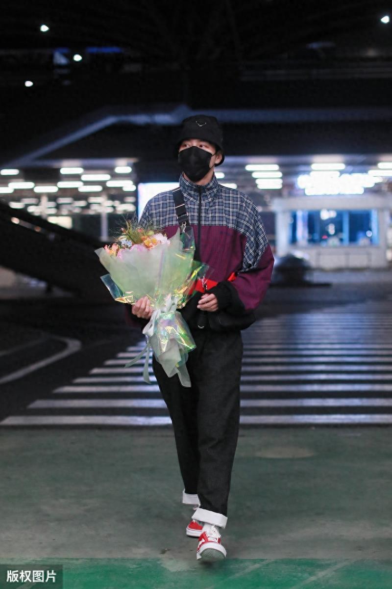 《花千骨》“孟玄朗”徐海乔现身机场，37岁的他成熟有范很稳重