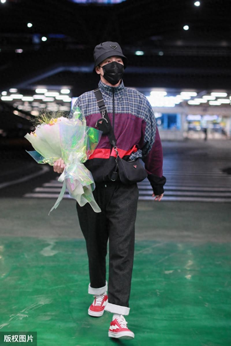 《花千骨》“孟玄朗”徐海乔现身机场，37岁的他成熟有范很稳重