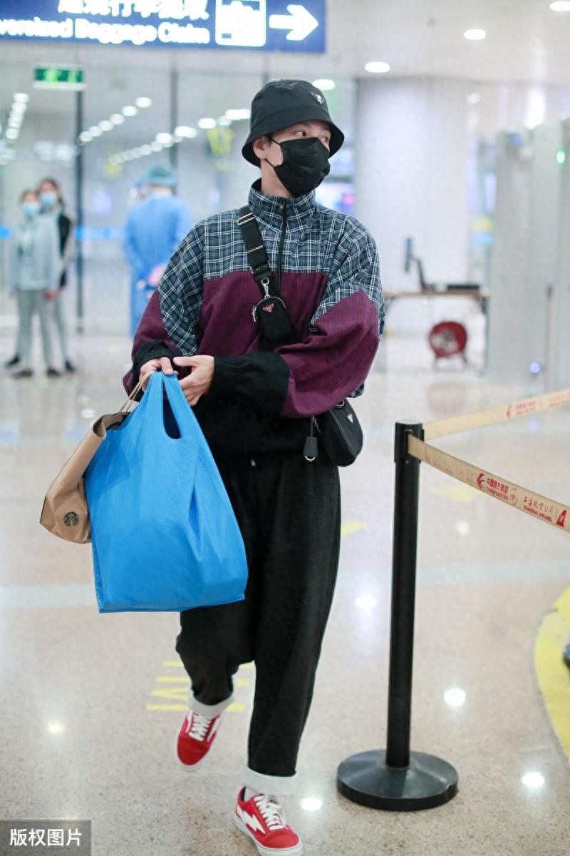 《花千骨》“孟玄朗”徐海乔现身机场，37岁的他成熟有范很稳重