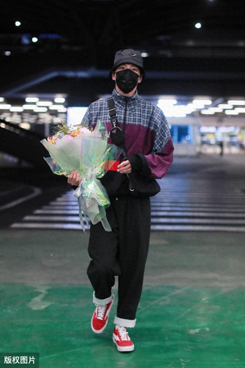 《花千骨》“孟玄朗”徐海乔现身机场，37岁的他成熟有范很稳重