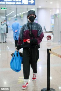 ​《花千骨》“孟玄朗”徐海乔现身机场，37岁的他成熟有范很稳重