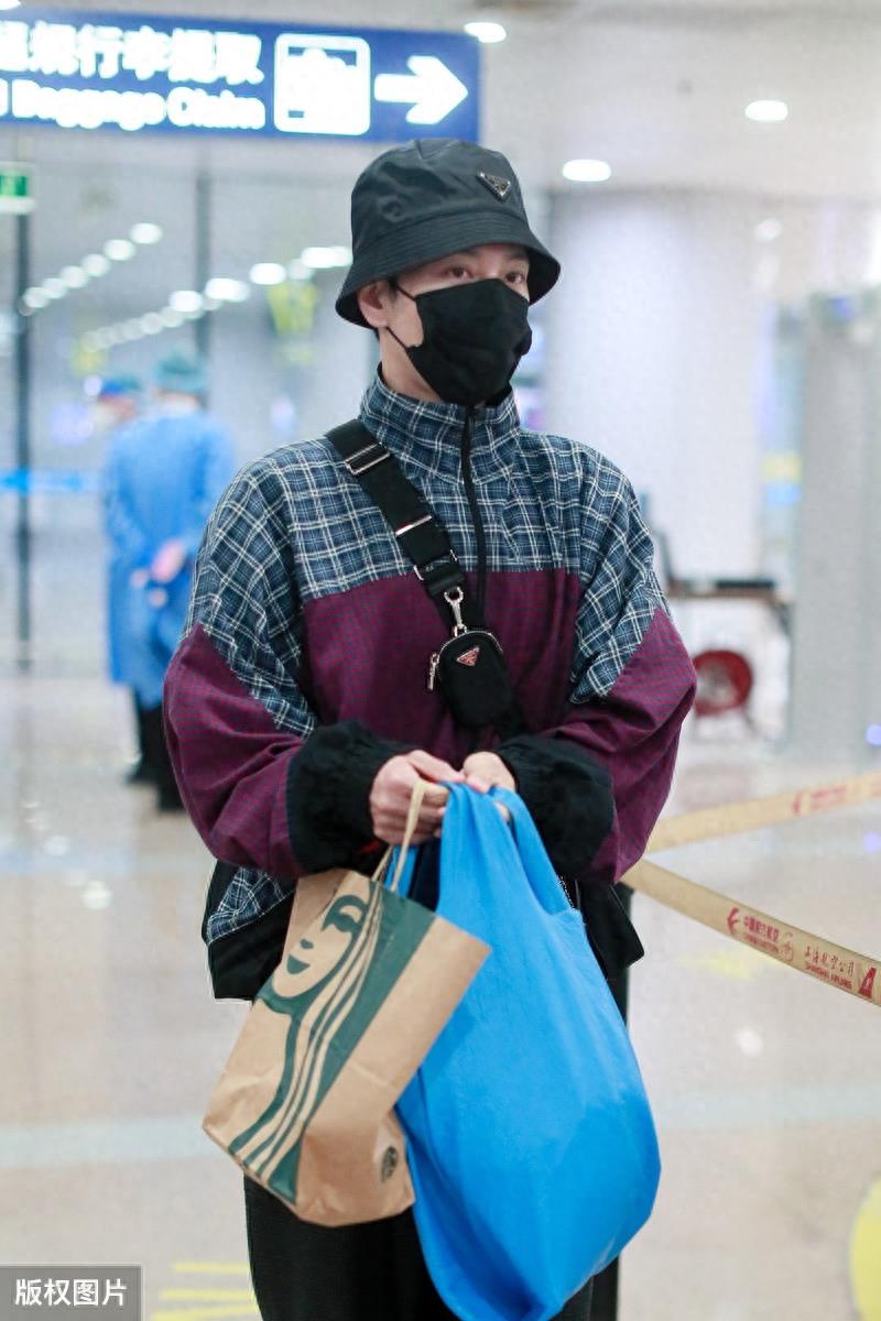 《花千骨》“孟玄朗”徐海乔现身机场，37岁的他成熟有范很稳重