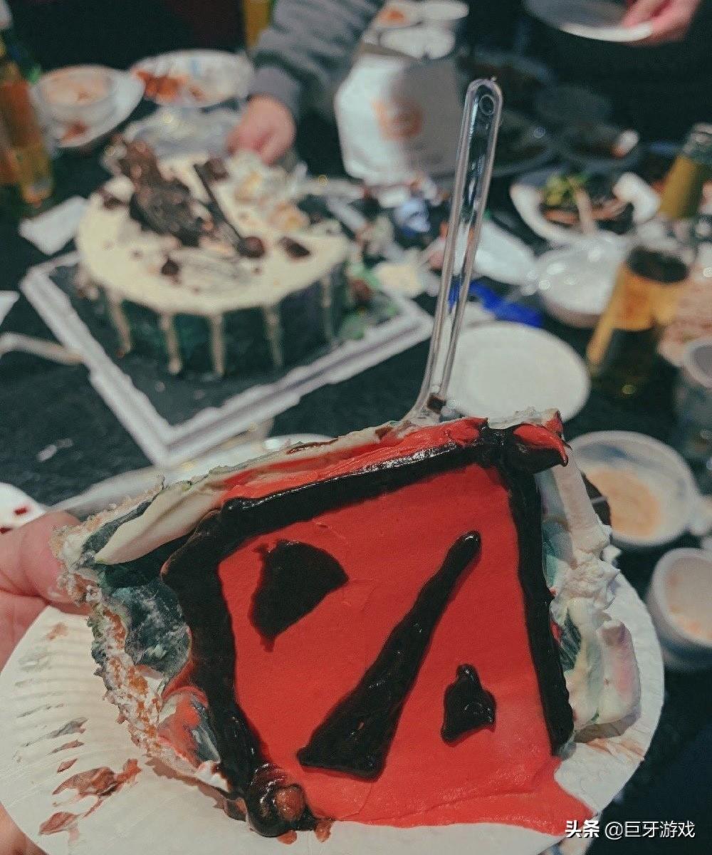 猪皇天使焦过生日DOTA2主题蛋糕吸睛，战队夺冠双喜临门