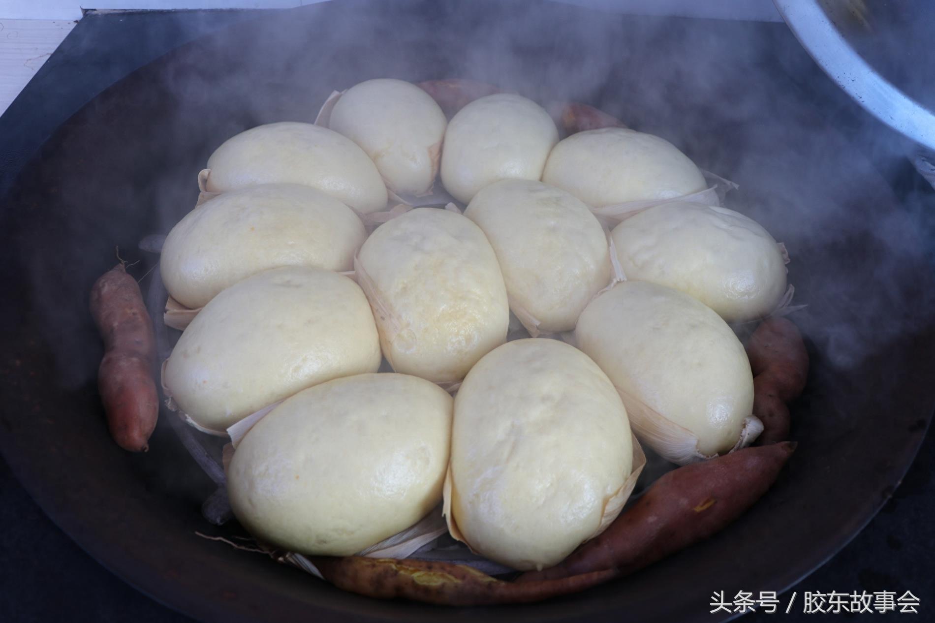 组图：胶东农村原汁原味的大锅饭，饽饽和地瓜一锅蒸