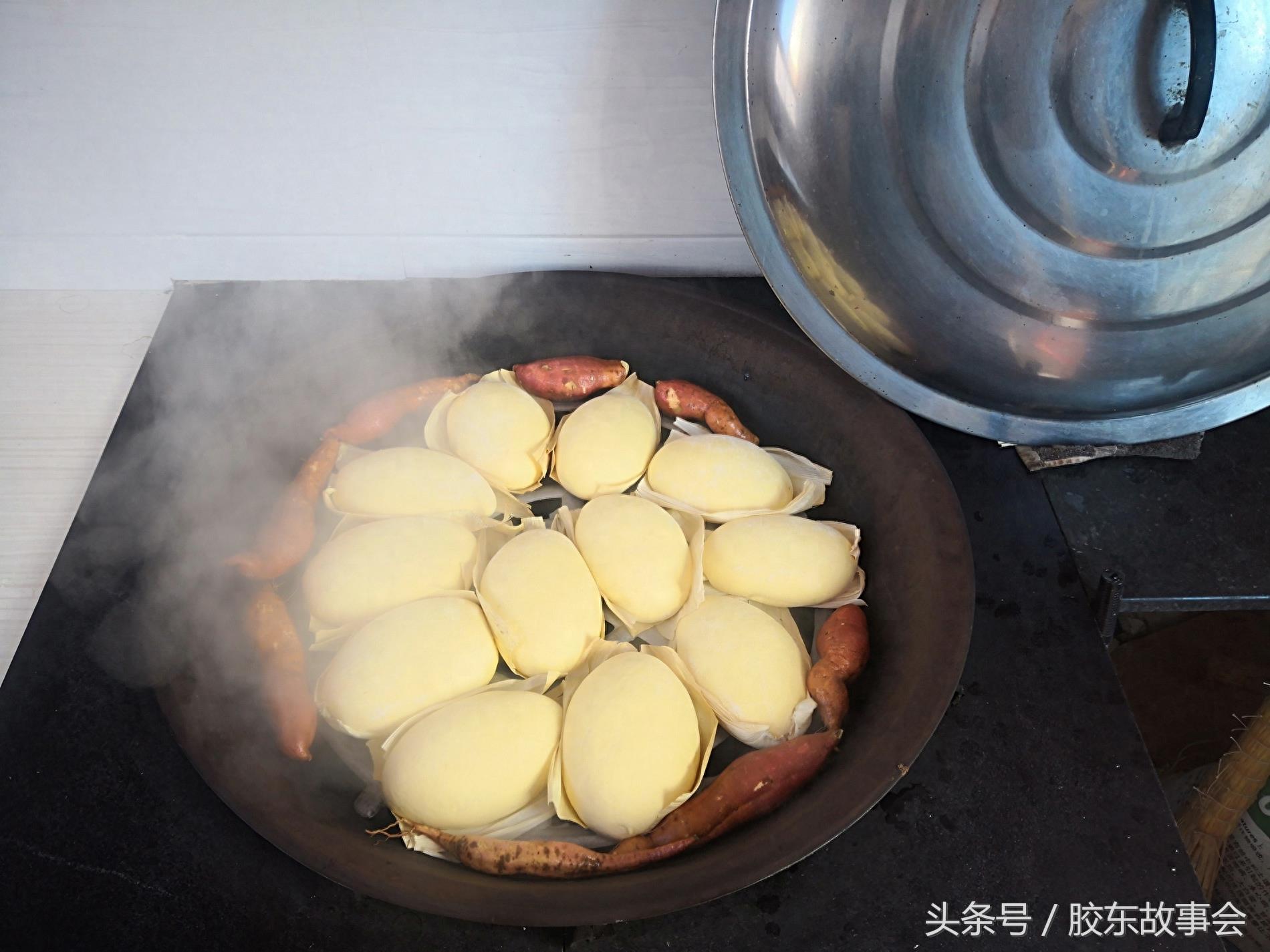 组图：胶东农村原汁原味的大锅饭，饽饽和地瓜一锅蒸