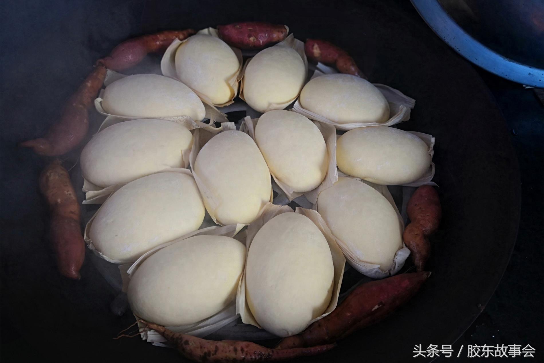 组图：胶东农村原汁原味的大锅饭，饽饽和地瓜一锅蒸