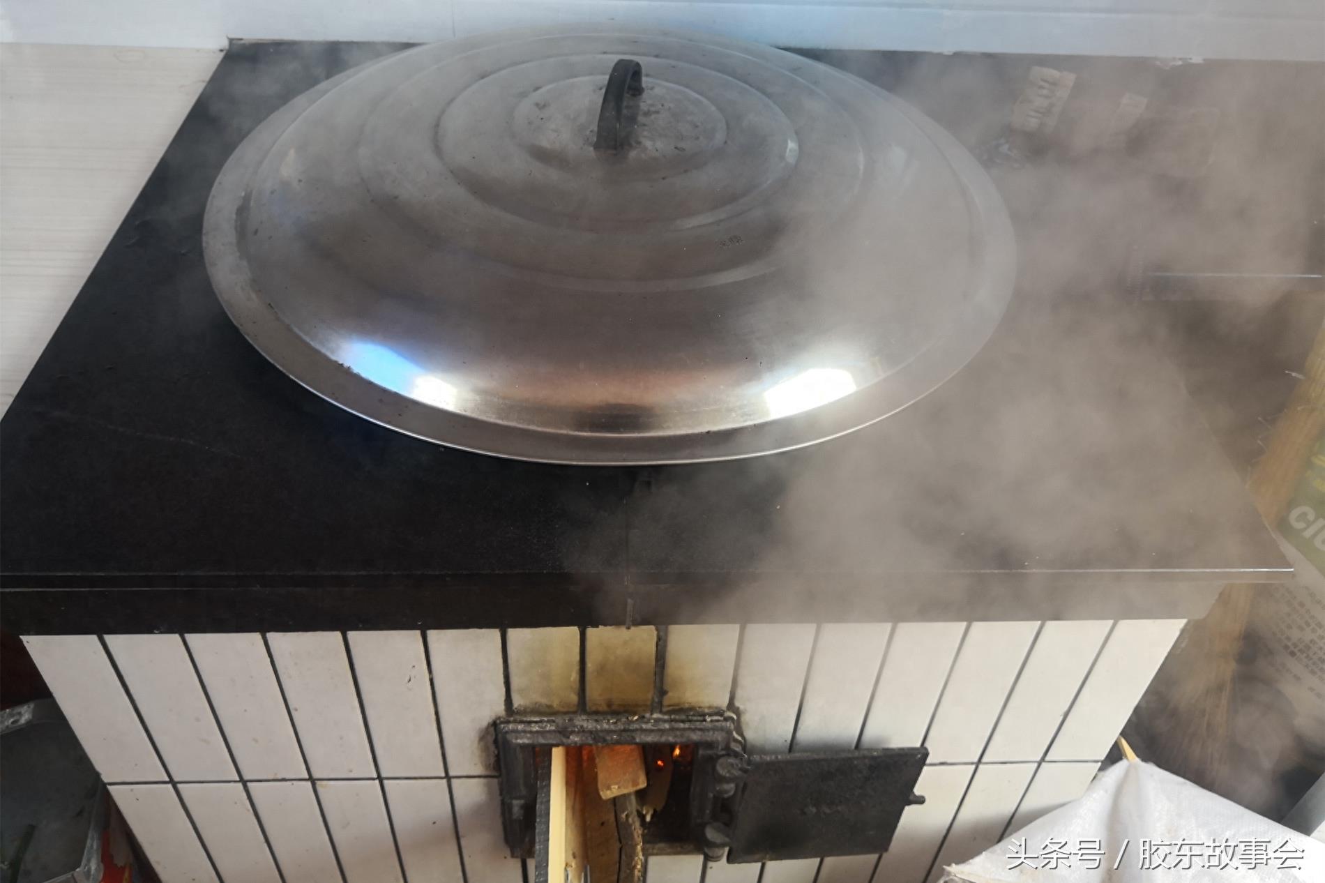 组图：胶东农村原汁原味的大锅饭，饽饽和地瓜一锅蒸