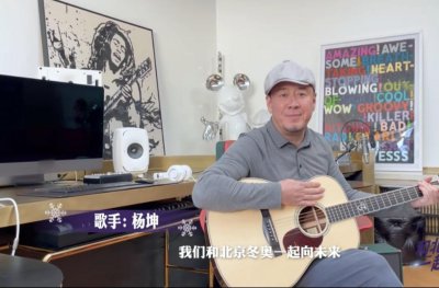 ​48岁杨坤晒近照，脸色憔悴戴帽仍显发际线高，身后白色摆件好贵气
