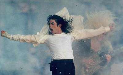 ​巨星迈克尔.杰克逊最新尸检：胃里只有药片，全身都是针眼