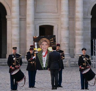 ​爱与敬意，马克龙和妻子共同送别俄罗斯专家