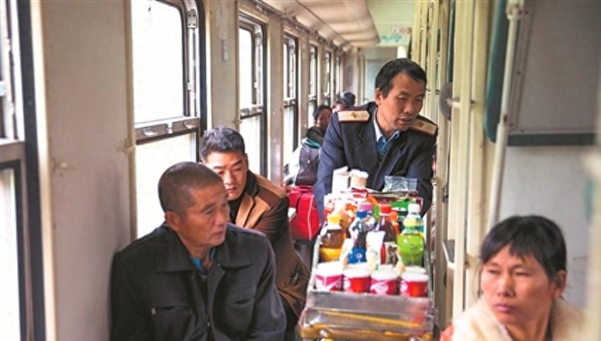 实拍绿皮火车上最真实的场景