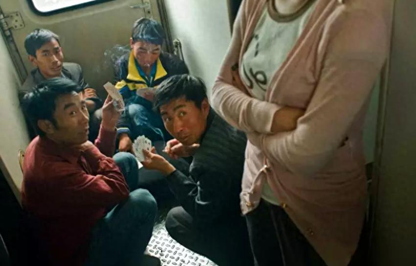 实拍绿皮火车上最真实的场景