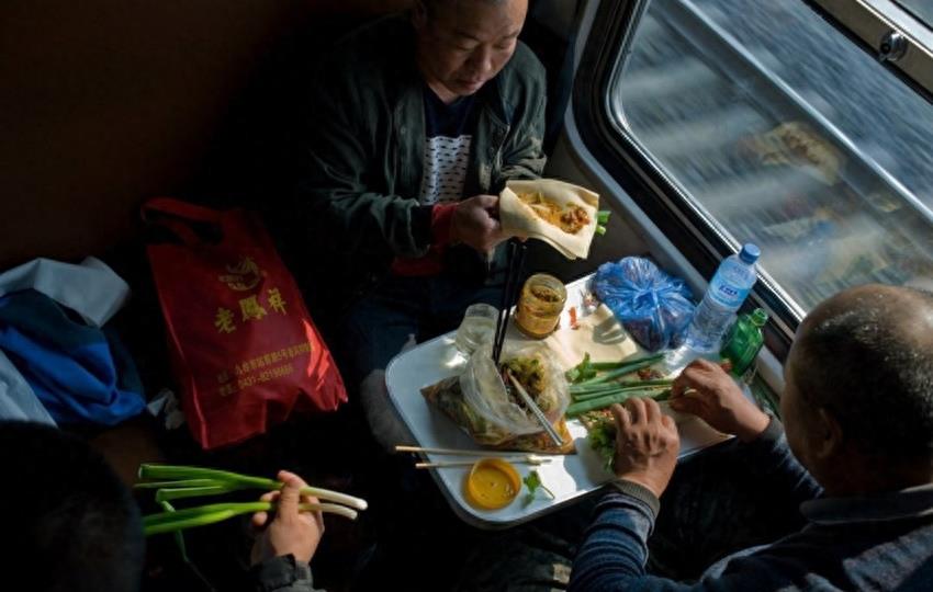 实拍绿皮火车上最真实的场景