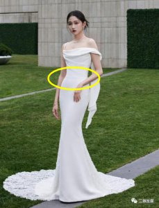 ​关晓彤到底怀孕了吗？出席活动身材发福引人注目，刻意遮挡也没用