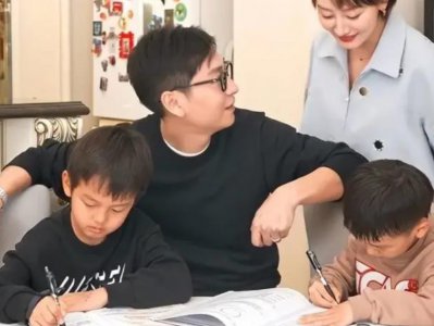 ​李好带孩子玩剑，被妻子抓个正着，父子三人见状忙下跪求饶