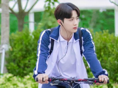 ​19岁赖冠霖被曝街头抽烟还随地吐痰，本尊发文道歉：绝不再犯