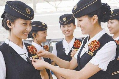 ​高铁乘务员一个月工资是多少？原来工资待遇是这样