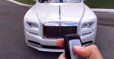 ​路遇800万的劳斯莱斯，车钥匙一亮相，瞬间太好笑了
