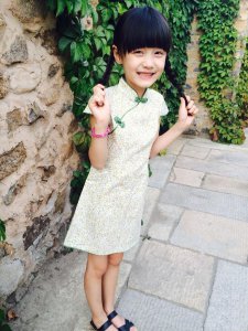 ​赵薇“女儿”曾因长相甜美受追捧，今形象大变，网友：等你成年