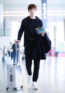 ​董力现身机场，穿黑色休闲装少年感十足，不愧身高有191cm