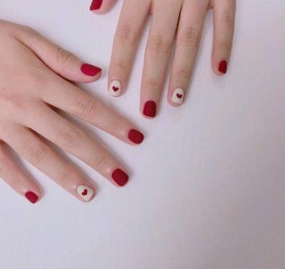 ​这个秋天最火的磨砂美甲太有魔性了，亮片钻石都没有它高级