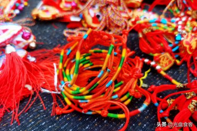 ​端午节系五彩绳讲究多，牢记“1不买1不挂2禁忌”，为家人保平安