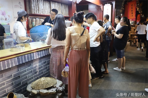 吃到嘴里会冒“烟” 15一份网红冰激凌游客排队购买